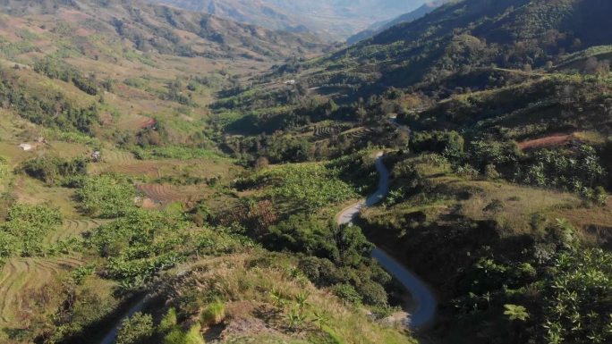 越南蜿蜒山路和山谷的鸟瞰图。