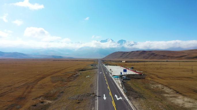 独库公路巴音布鲁克段公路上的汽车