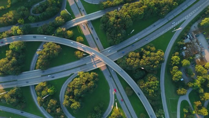 无人机拍摄的高速公路交叉口的俯视图
