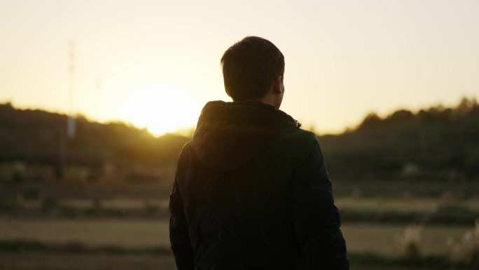 原创中年男人农民农田行走