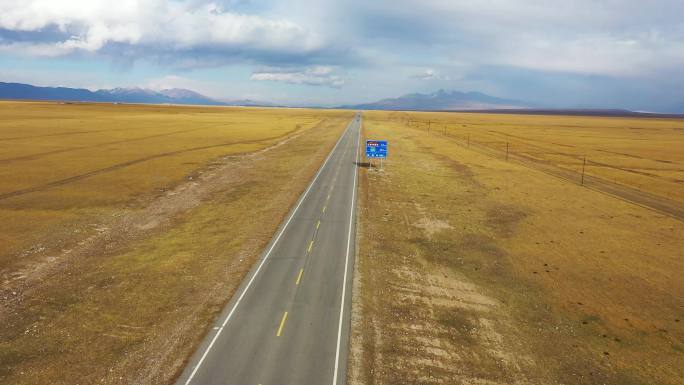 独库公路巴音布鲁克段公路上的汽车