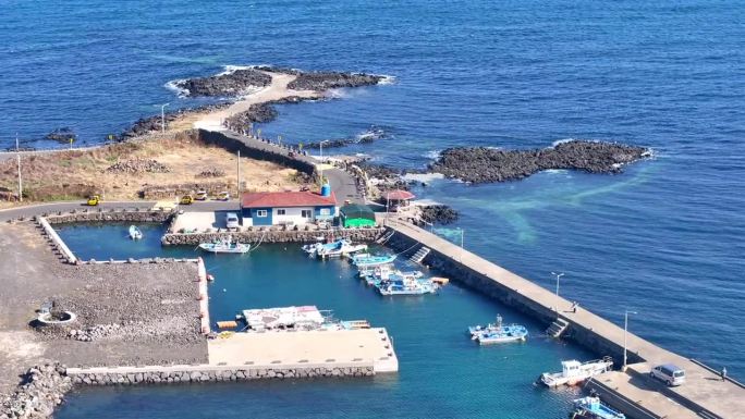 济州岛、宇岛、下谷水洞海滩、海岸道路、火山岩、村庄、海浪和海景/韩国