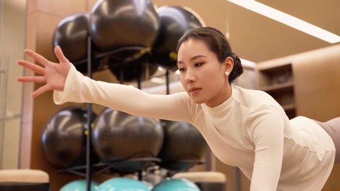 女生做瑜伽 性感美女 感知生活
