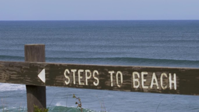 台阶到海滩与海滩海景的背景。