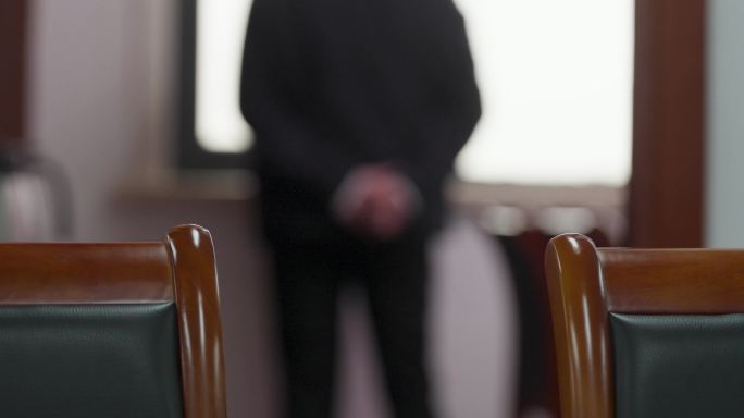 警示片素材干部办公打电话窗前踱步思考
