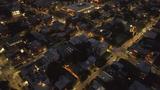 布鲁克林红钩区夜间住宅楼的鸟瞰图