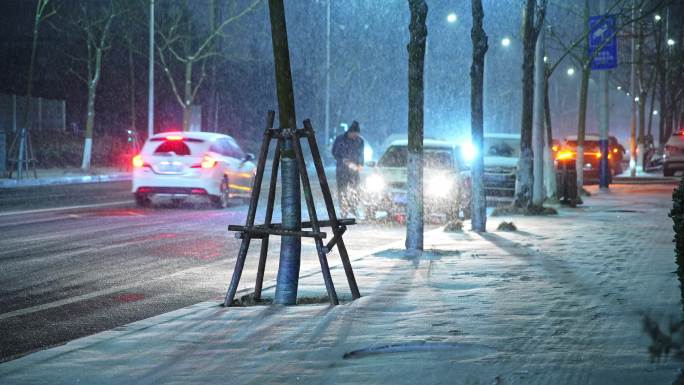 车水马龙车流人流马路下雪天
