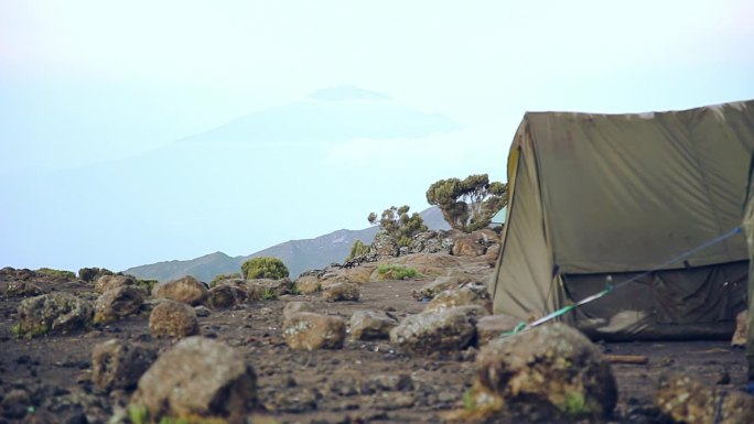 坦桑尼亚乞力马扎罗山Shira 2营地的晨景