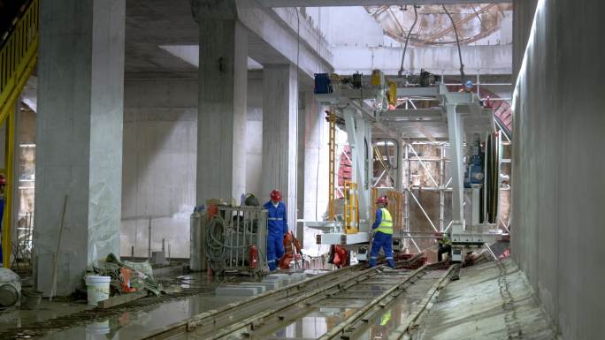 地铁隧道工人施工