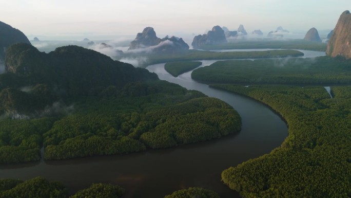 攀牙湾的鸟瞰图，水路通向大海，环绕着日出下的绿色山脉。