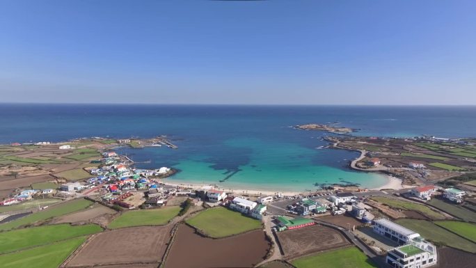 济州岛、宇岛、下谷水洞海滩、海岸道路、火山岩、村庄、海浪和海景/韩国