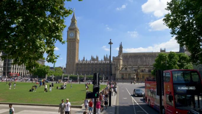 英国伦敦——伦敦市中心议会广场花园的全景，有议会大厦和大本钟。