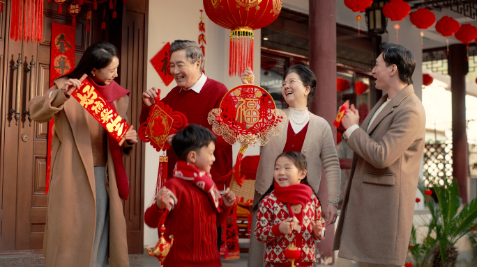 祖孙三代过年春节贴对联新年团圆过年氛围