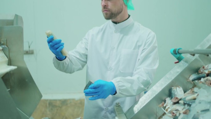 团队在工厂进行质检，配合团队在工厂出口食品生产线。