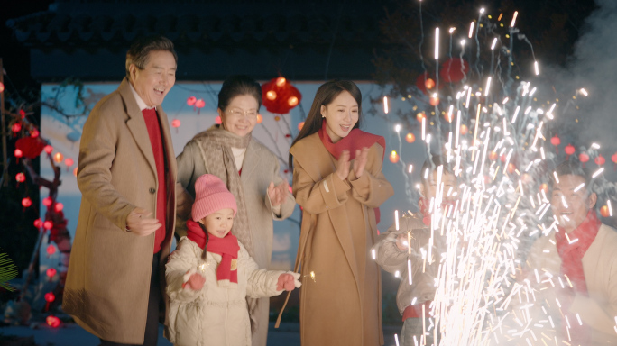 祖孙三代过年团聚除夕放烟花一家人过年团聚