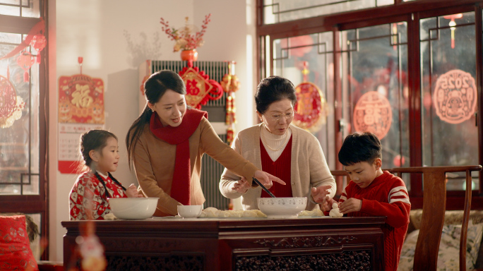 奶奶妈妈带孩子包饺子剪窗花剪纸