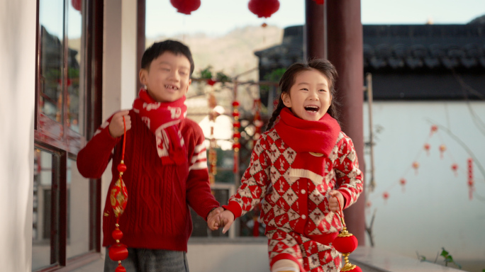 春节过年小孩开心玩耍奔跑过年红灯笼