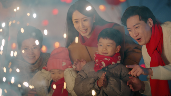 祖孙三代过年团聚除夕放烟花一家人过年团聚