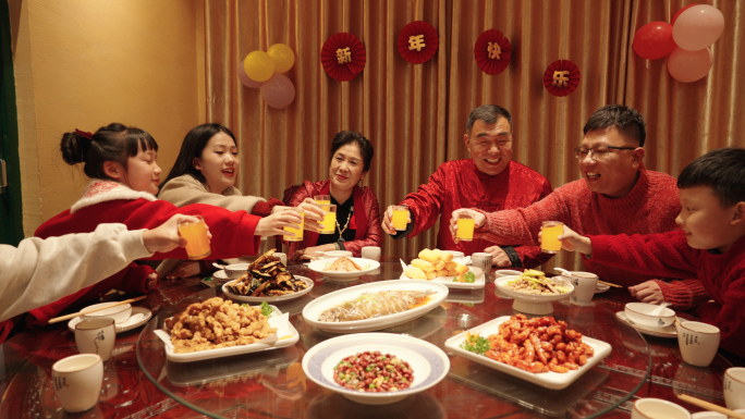 新年过年回家送礼团圆聚餐团聚吃年夜饭