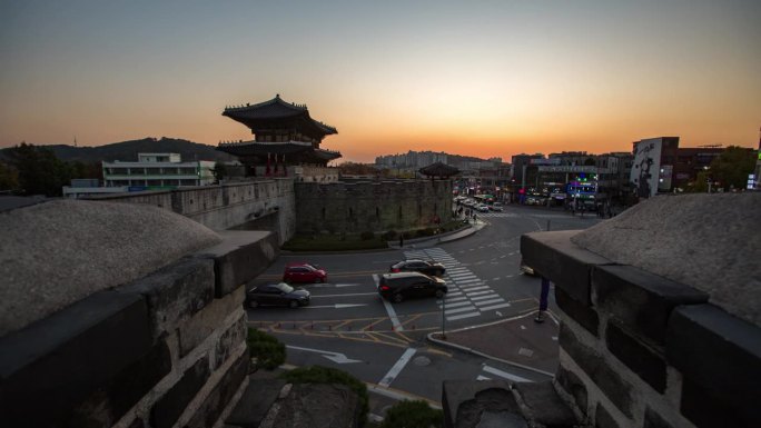 华城、长甘门和日落时道路上的交通/韩国水原市八达区