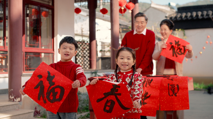 蛇年春节过年祖孙三代写对联拜年过年氛围