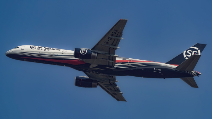 顺丰航空波音757和深圳航空A330起飞