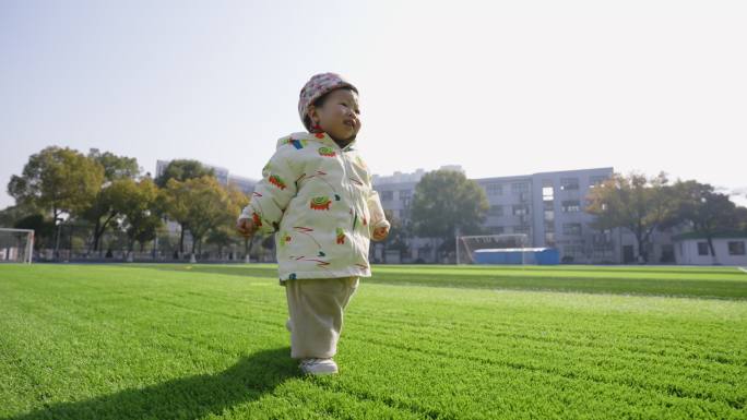 婴儿学走路唯美亲子