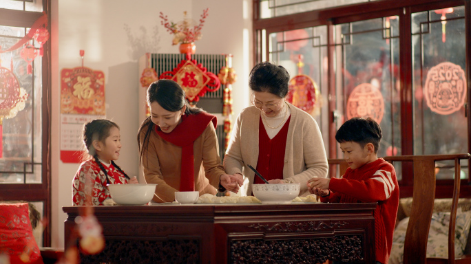 祖孙过年团圆奶奶妈妈带孩子包饺子春节氛围