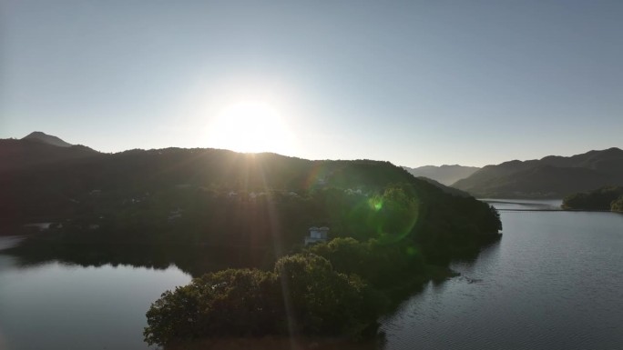 横城郡、横城湖、小径、河流、湖泊、村庄和日落时的自然风光/韩国江原道