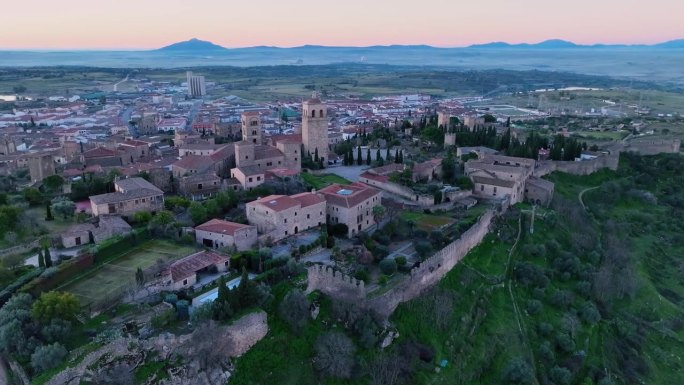 特鲁希略历史中心的无人机鸟瞰图。中世纪城堡和马约尔广场。特鲁希略。卡塞雷斯。六股绒线。西班牙。欧洲