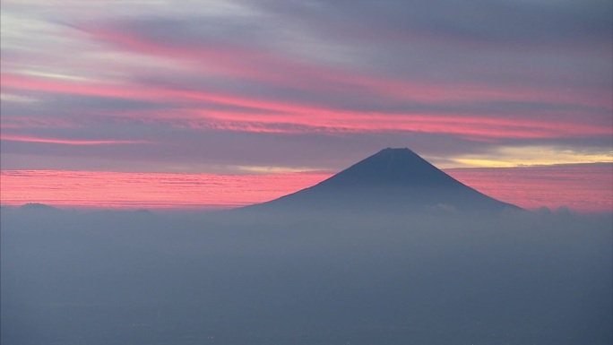 黎明时富士山的剪影