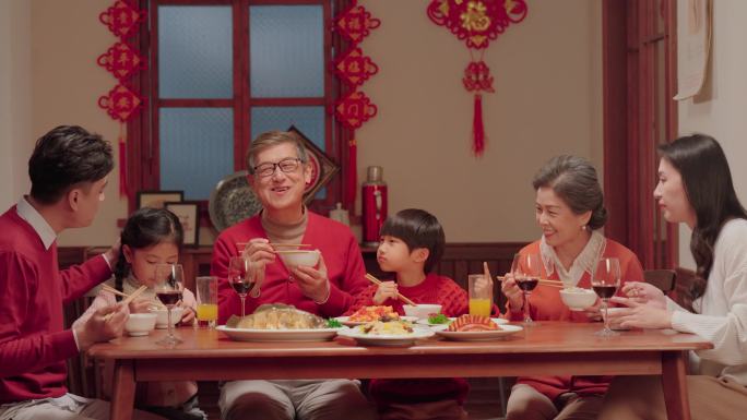 开心的一家人