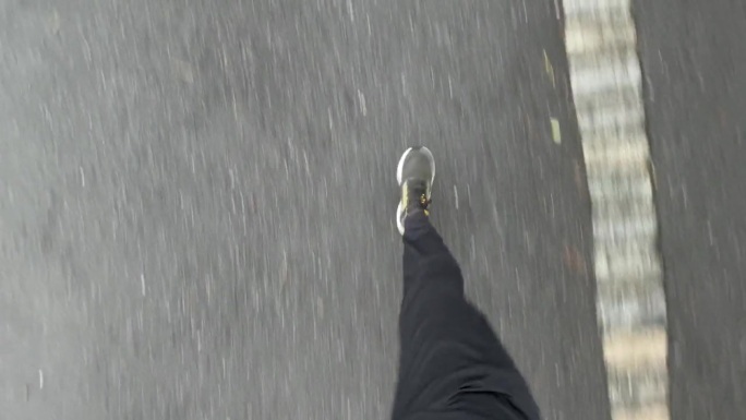 在沥青路面上跑步