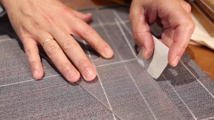 裁缝在织物上绘图