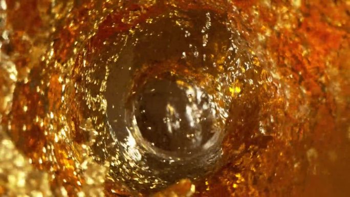 威士忌或苹果酒漩涡的超级慢动作镜头