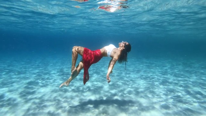 水下的女人漂浮在大海上