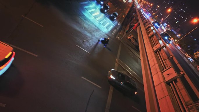 夜间，一架高架飞机飞过一座交通繁忙的桥