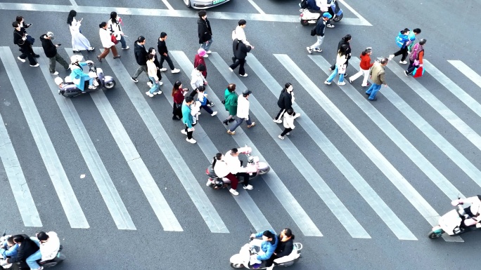 斑马线人来人往人上班族