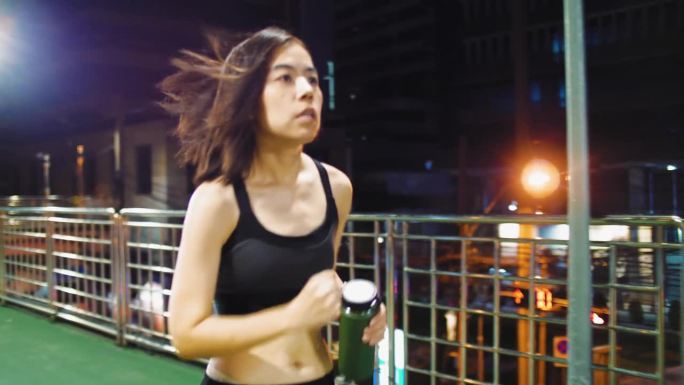 女性在夜晚的城市中慢跑