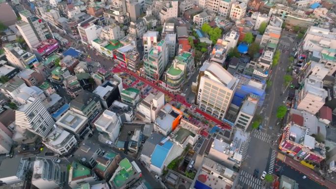 韩国首尔麻浦区，弘益大学，合井，上水，购物区，文化公园，道路和建筑的城市景观