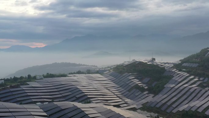 清晨，山顶上的太阳能光伏电站