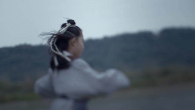 童年玩耍奔跑竹蜻蜓儿童小孩