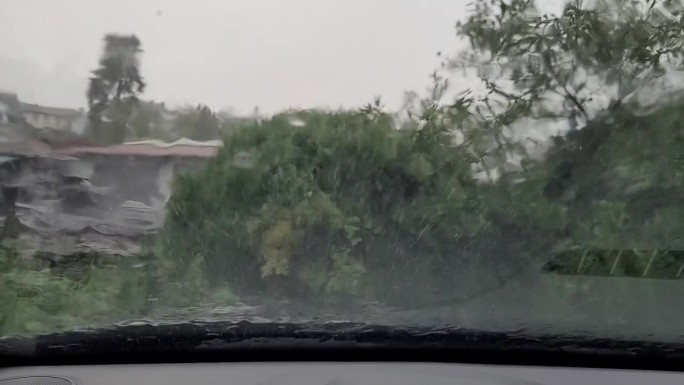 大雨打在车窗上