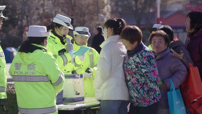 交警发传单