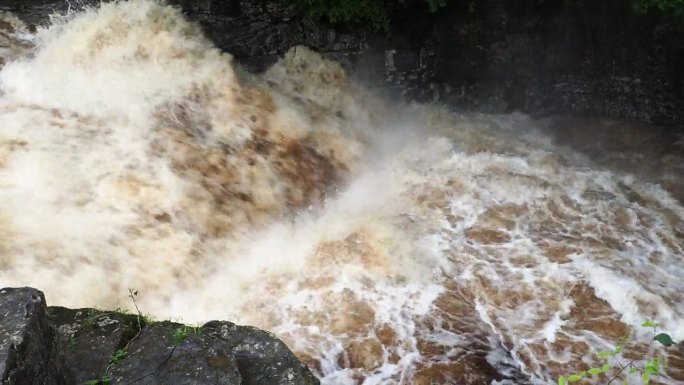 泥炭污染的洪水里布尔河在斯坦福斯部队在英国约克郡山谷。