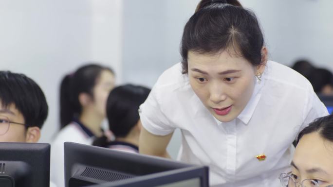 中学计算机课计算机室老师学生编程教学