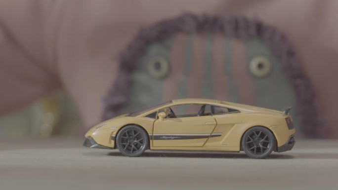 现代家庭小孩玩玩具车