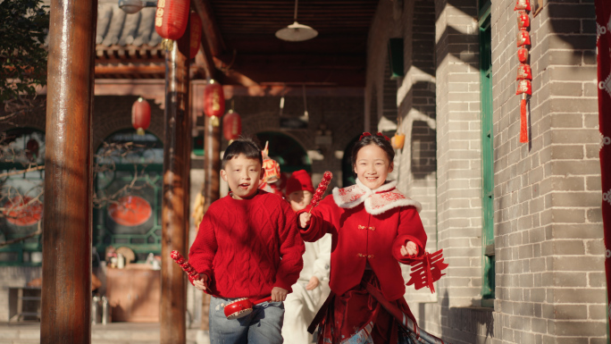 过年小孩子玩耍春节小孩开心玩耍奔跑