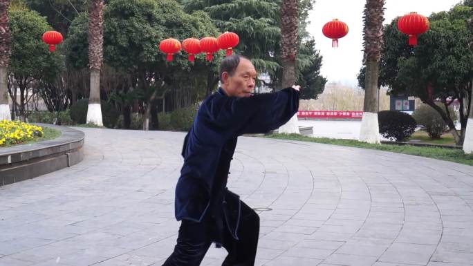 公园打太极拳的老人