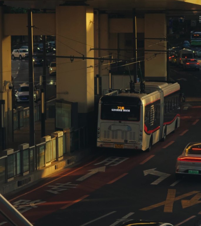上海街景 复古 公交电车 行人 夕阳竖屏